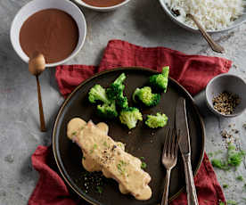 Łosoś z ryżem, brokułami i sosem koperkowym; Budyń czekoladowy