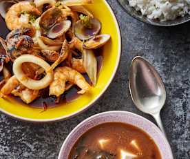 Zuppa di miso, frutti di mare al sake e contorno di riso