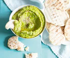 Houmous de petits pois et petits pains