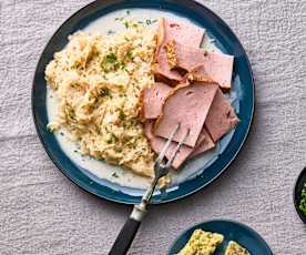 Brezelknödel mit Rahmsauerkraut und Leberkäse