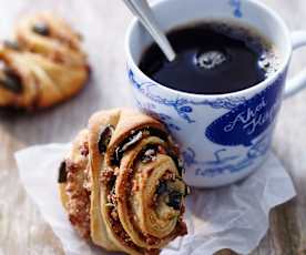 Marzipan-Franzbrötchen mit Kürbiskernen