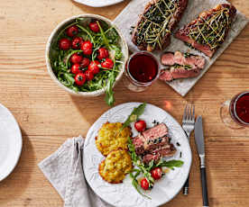 Rindersteaks mit Kartoffelplätzchen und Rucolasalat