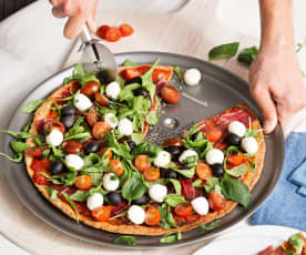 Pizza integral con tomates cherry, rúcula y mozarella fresca