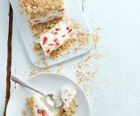 Gelado de morango com crumble de noz pecan