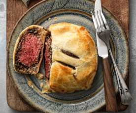 Beef Wellington mit Rotwein-Jus und Champignon-Duxelle