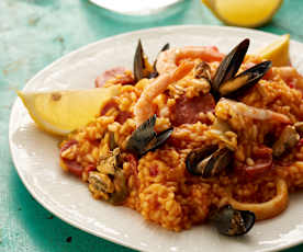 Arroz mediterráneo de mariscos y chorizo