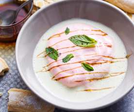 Islas flotantes de fresa con crema inglesa a la menta