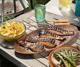 Salmón a la brasa con patatas, espárragos verdes y vinagreta de pimientos