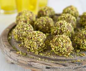 Date and pistachio truffles (Bethith)