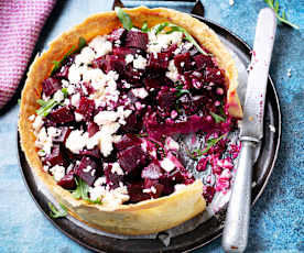 Tarta salada de remolacha, queso feta y rúcula
