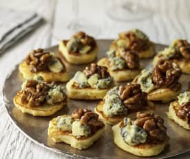 Pastinaken-Blinis mit Blauschimmelkäse, Nüssen und Honig