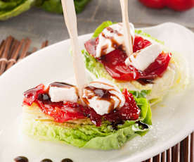 Cuori di lattuga con peperoni caramellati e pollo