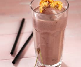 Batido de cacao con plátano y cerezas