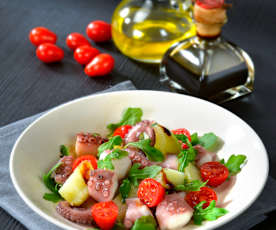 Insalata di polpo con pomodorini e rucola 