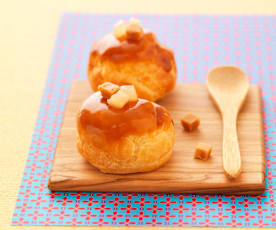 Bignè con pere e caramello al burro salato