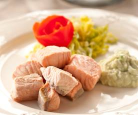 Dados de salmón al vapor con salsa de aguacate