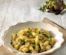 Fusilli con alcachofas y guisantes