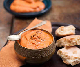 Pasta z pieczonej papryki i orzechów włoskich (Muhammara)