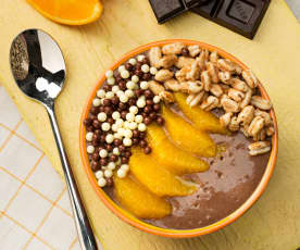 Smoothie bowl de naranja y chocolate