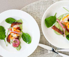 Haddock fumé, betterave et crème d'avocat-coco, chips de lard fumé