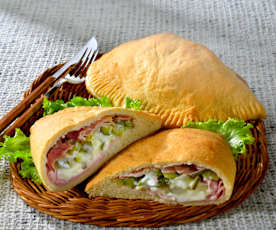 Calzone rellenos con calabacín, queso y jamón