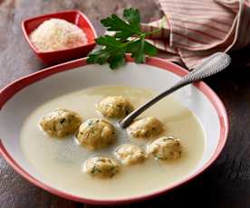 Polpette di pane con brodo di pollo