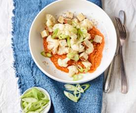 Sesam-Blumenkohl-Tofu mit Paprikasauce