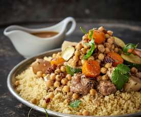 Couscous mit Hähnchen, Lamm und scharfer Bratwurst