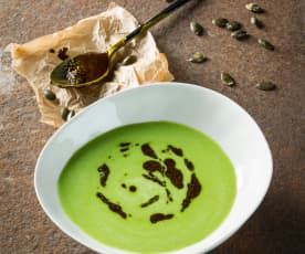 Erbsensuppe mit Kürbiskernpesto