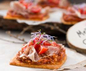 Galletas de parmesano con tomate y jamón