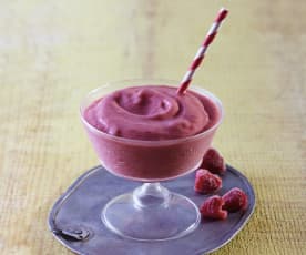 Smoothie de frutos rojos con yogur