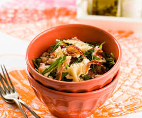 Salada de laços com presunto, rúcula e mozarela