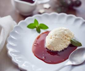 Geeiste Mousse mit Tonkabohne und Rotweinsauce