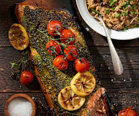 Saumon au pesto grillé sur planche avec orzotto aux champignons