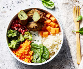 Buddha bowl aux falafels de lentilles, grenade et légumes variés