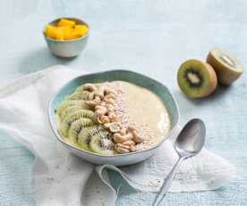 Smoothie bowl z mango i nasionami chia