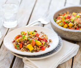 Quinoa salát s cizrnou a mangovou salsou