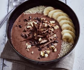 Chocolade-hazelnoot smoothie bowl met cacao nibs