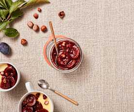 Rotweinzwetschken mit Ingwer und Haselnüssen