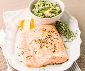 Lombo de salmão em papelote com puré de batata com espinafres