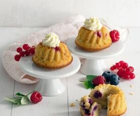 Joghurt-Beeren-Gugls mit Frischkäse-Topping