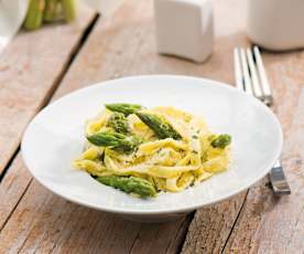 Tagliatelle z zielonymi szparagami