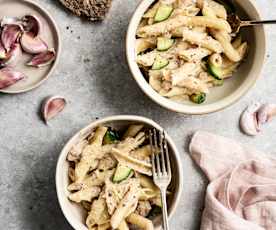 Ensalada de pasta con atún y pepino