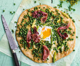 Piza de espargos e ervilhas com ovo estrelado