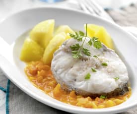 Pesce e patate con salsa al pomodoro