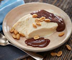 Halva-Eis mit Schokoladensauce und Erdnüssen