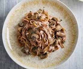 Tagliatelle com cogumelos e cebola