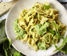 Frische Pappardelle mit Rucola-Ricotta-Pesto