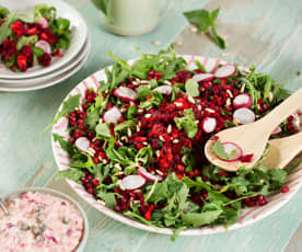 Ensalada de hortalizas con rúcula, canónigos y granada