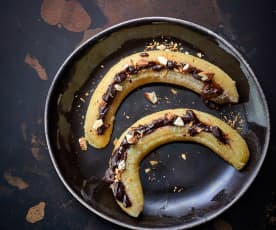 Gotowanie na parze 6 bananów z czekoladowym nadzieniem